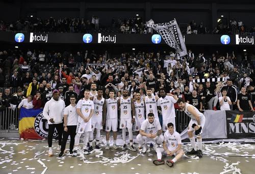 Jucătorii de la U-BT și poza de grup de 
la capătul unui sezon european 
memorabil FOTO Cristi Preda (Cluj-Napoca)