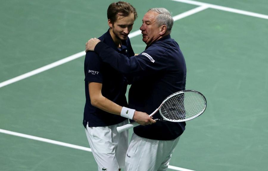 Shamil Tarpishchev și Daniil Medvedev / Sursă foto: Guliver/Getty Images Rușii se simt lezați de interdicția primită la Wimbledon: „Încalcă drepturile omului! Djokovic are dreptate, e o decizie nebună”