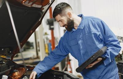 5 lucruri importante pe care trebuie să le știi despre uleiul de motor și rolul lui