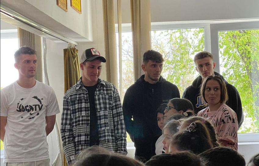 Florin Tănase, Octavian Popescu, Ianis Stoica și Risto Radunovic, fotbaliștii de la FCSB, le-au făcut o surpriză copiilor de la „Casa Speranței”.