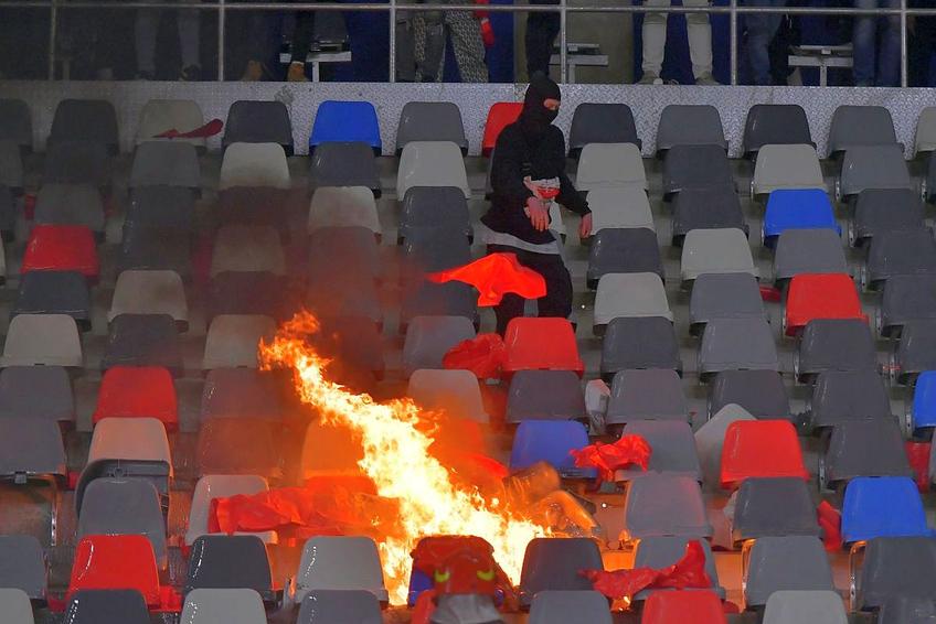 Imagini cu incendiul provocat de galeria dinamovistă / Sursă foto: Cristi Preda, Raed Krishan