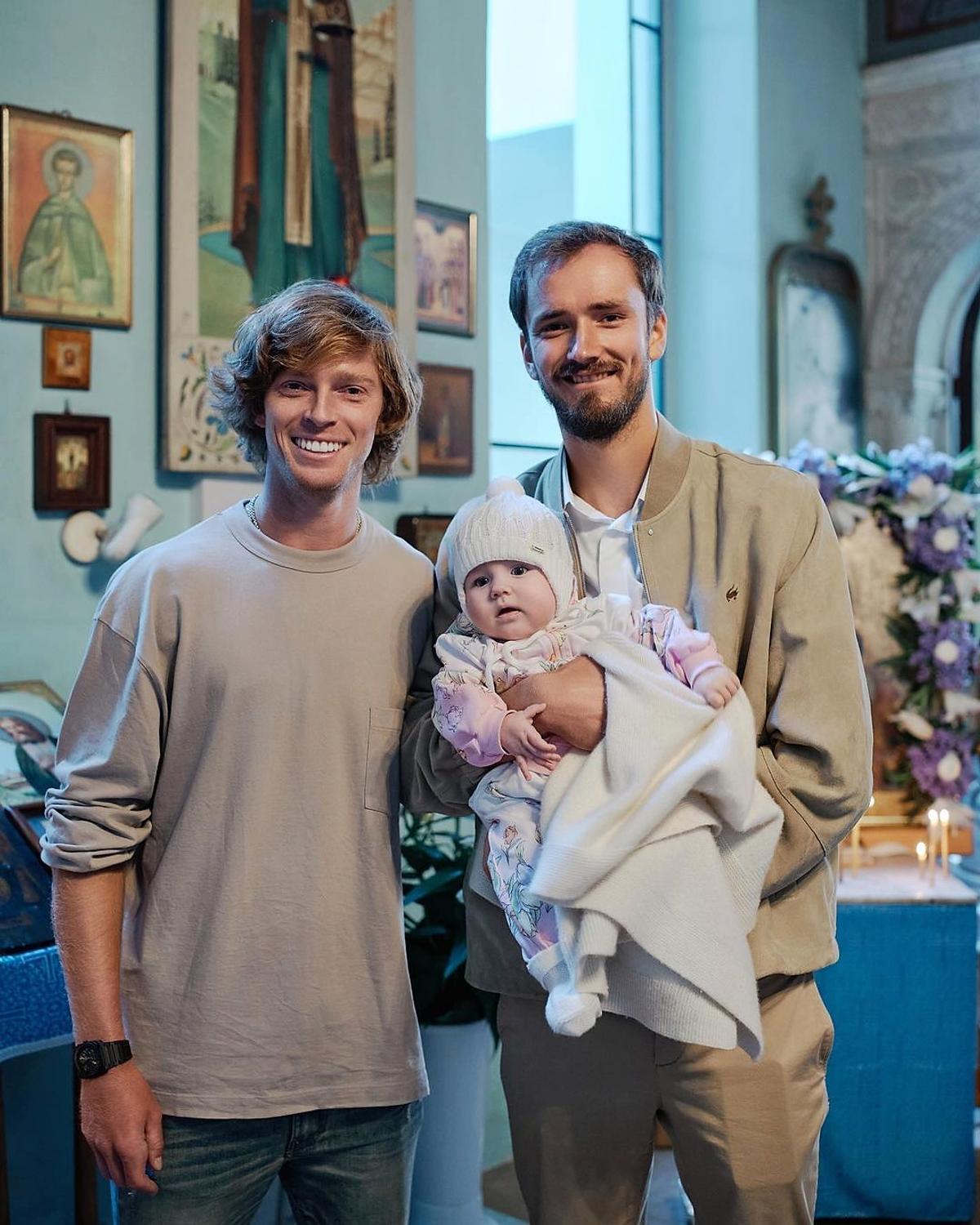 Daniil Medvedev și-a botezat fetița! Nașul Andrey Rublev: „Trebuie să mă rog pentru ea zilnic"