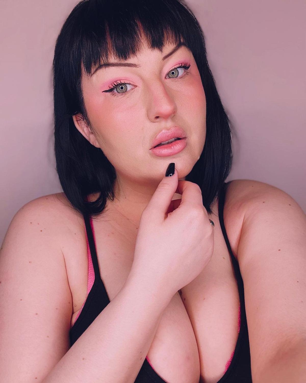 Nora unui fotbalist legendar arată tot pe OnlyFans și se apără: „Nu îi pătez renumele!”