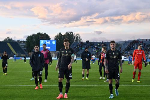 Jucătorii lui Napoli merg în fața suporterilor, pentru a da socoteală după eșecul de la Empoli (0-1) / Foto: Imago