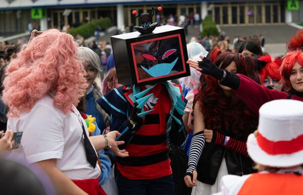 S-a încheiat Comic Con 2024 » Cele mai tari costumații văzute la București, la convenția destinată pasionaţilor de filme, benzi desenate și jocuri video