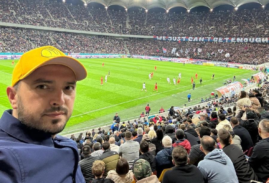 Mihai Enache, candidatul AUR la Primăria Capitalei / Sursă foto: Facebook Candidatul la Primăria Capitalei a fost la FCSB - Rapid, apoi a transmis un mesaj controversat: „Drept de promovare pentru CSA Steaua, stadion pentru Dinamo!”