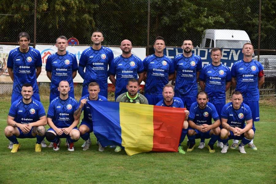 FC Romania. Florin, tatăl lui Luca, are 50 de ani. E primul din stânga, rândul de sus. E cel mai în vârstă dar și cel mai fit din echipă Luca Mihai a avut o surpriză plăcută azi » Echipa din Germania care i-a transmis un mesaj de încurajare