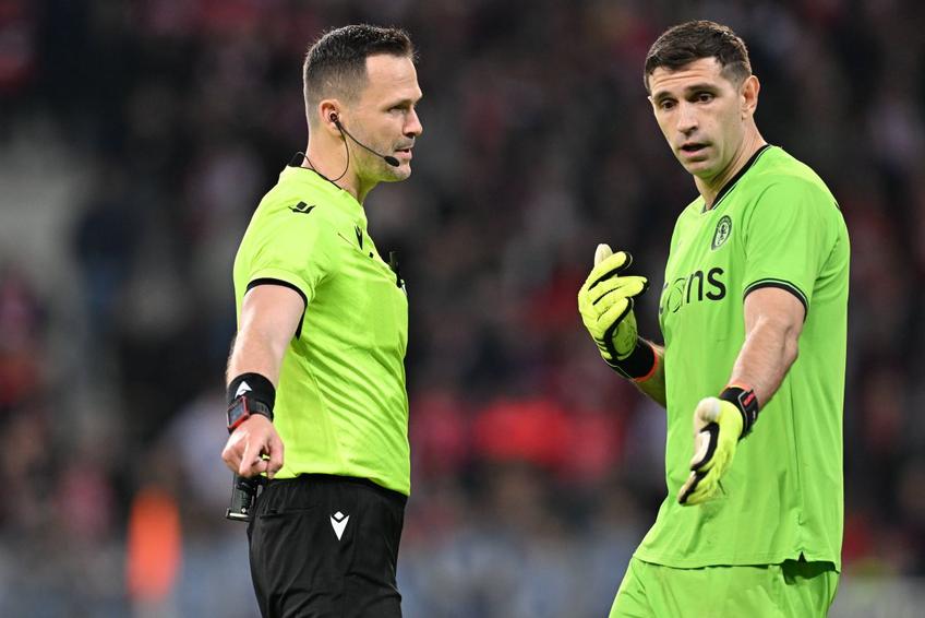 Emiliano Martinez protestează în fața arbitrului Ivan Kruzliak după al doilea „galben” încasat în returul cu Lille / Foto: Imago Images