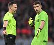 Emiliano Martinez protestează în fața arbitrului Ivan Kruzliak după al doilea „galben” încasat în returul cu Lille / Foto: Imago Images