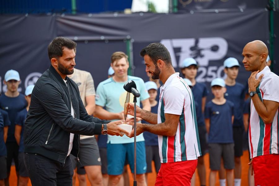 Horia Tecău înmânând trofeele învingătorilor de la Țiriac Open 2024 Foto: Raed Krishan Jean-Julien Rojer, amintiri emoționante și savuroase din timpul parteneriatului cu Horia Tecău: „Mă uitam la el, era complet alb