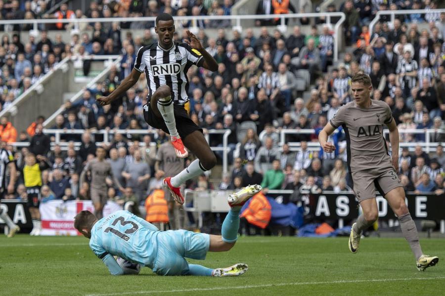 Alexander Isak, în tricoul lui Newcastle, contra lui Tottenham (4-0) / Foto: Imago Arsenal pune la bătaie peste 190 de milioane de euro » Negocieri în culise pentru două staruri din Premier League