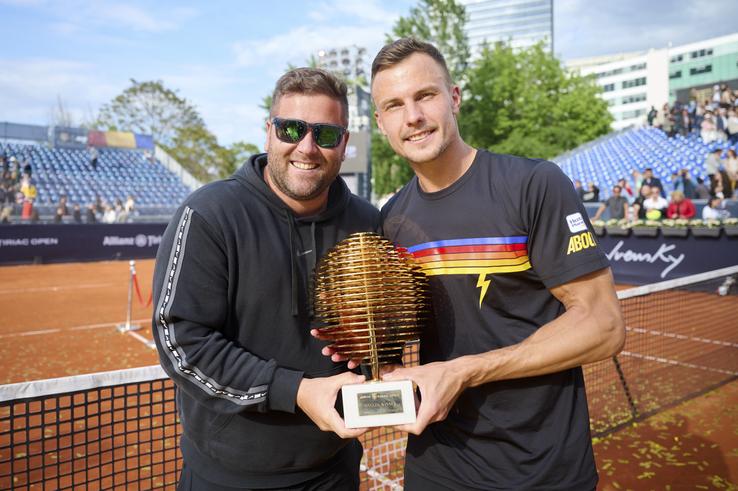 Marton Fucsovics, campion la Țiriac Open 2024, și antrenorul său, Adam Kellner Foto: Raed Krishan