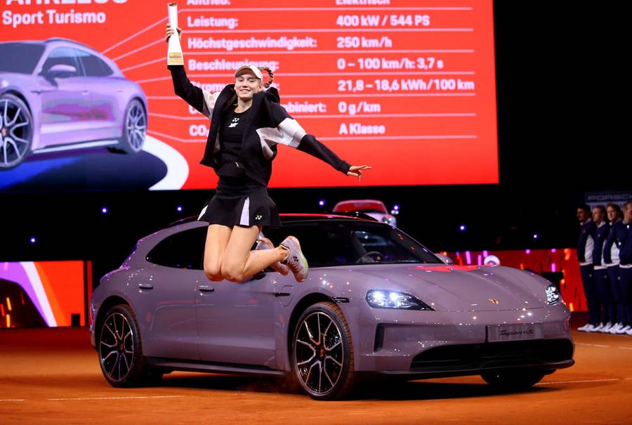 Elena Rybakina în 2024 Elena Rybakina, mai aproape cu un pas de un al doilea Porsche