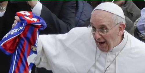 Papa Jorge Mario Bergoglio pozând cu tricoul lui San Lorenzo, echipa sa de suflet, la care deținea carnetul de socio cu numărul 88235N - 0 / Foto: Imago