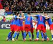 Gigi Becali îl premiază pe Mihai Popescu (stânga) după FCSB - CFR