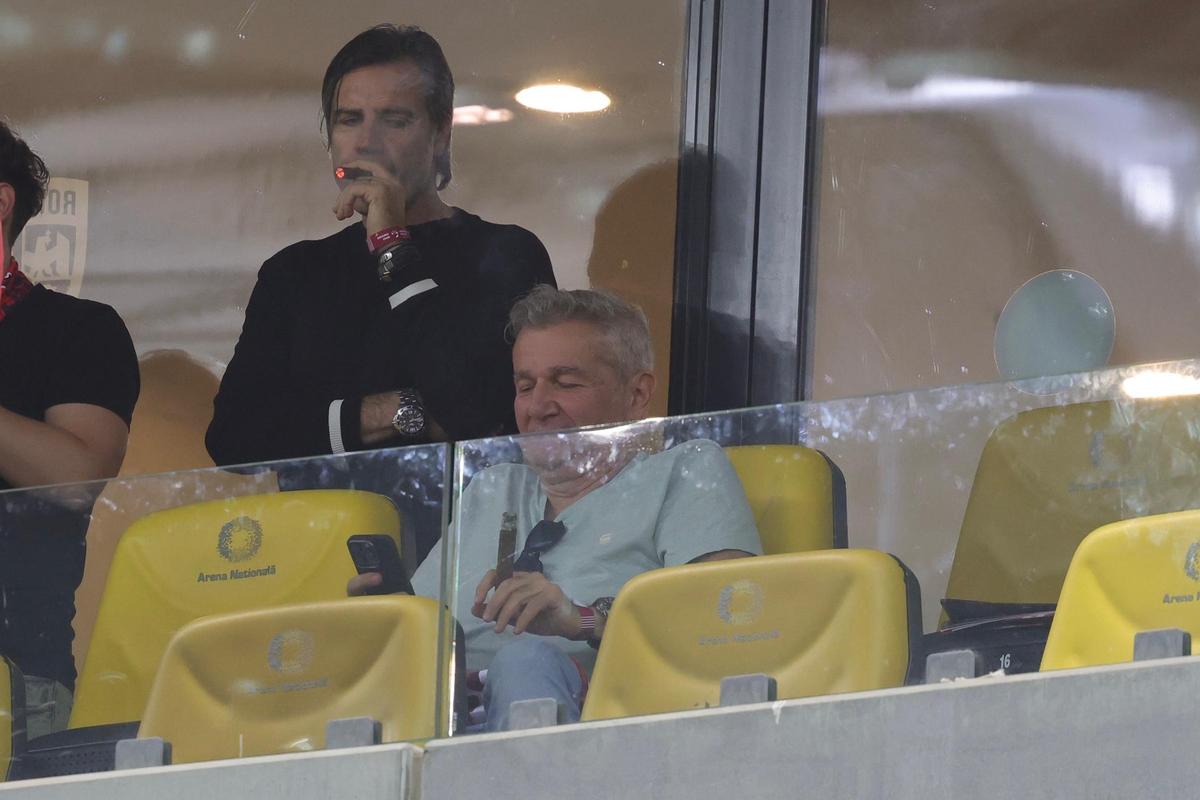 Ipostază neașteptată la Dinamo - Craiova » Vedeta, surprinsă cu trabuc și cu un pahar de vin la VIP