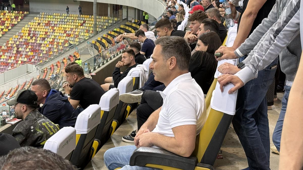 Ipostază neașteptată la Dinamo - Craiova » Vedeta, surprinsă cu trabuc și cu un pahar de vin la VIP