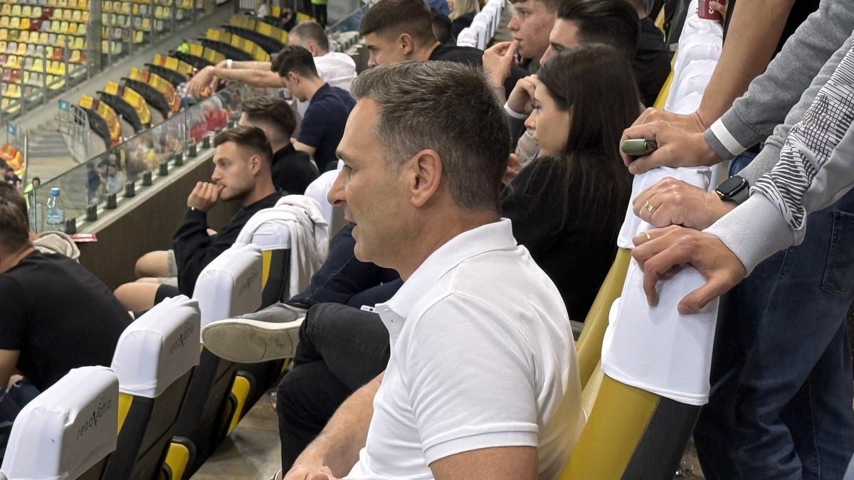 Ipostază neașteptată la Dinamo - Craiova » Vedeta, surprinsă cu trabuc și cu un pahar de vin la VIP
