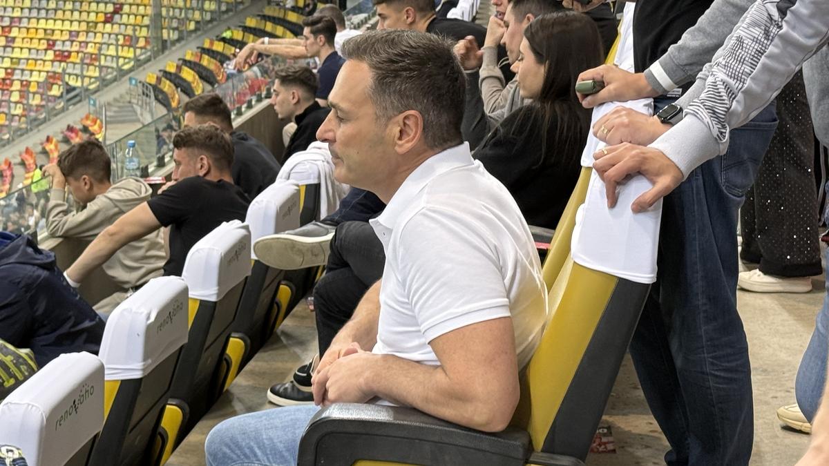 Ipostază neașteptată la Dinamo - Craiova » Vedeta, surprinsă cu trabuc și cu un pahar de vin la VIP
