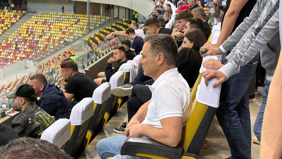 Ipostază neașteptată la Dinamo - Craiova » Vedeta, surprinsă cu trabuc și cu un pahar de vin la VIP