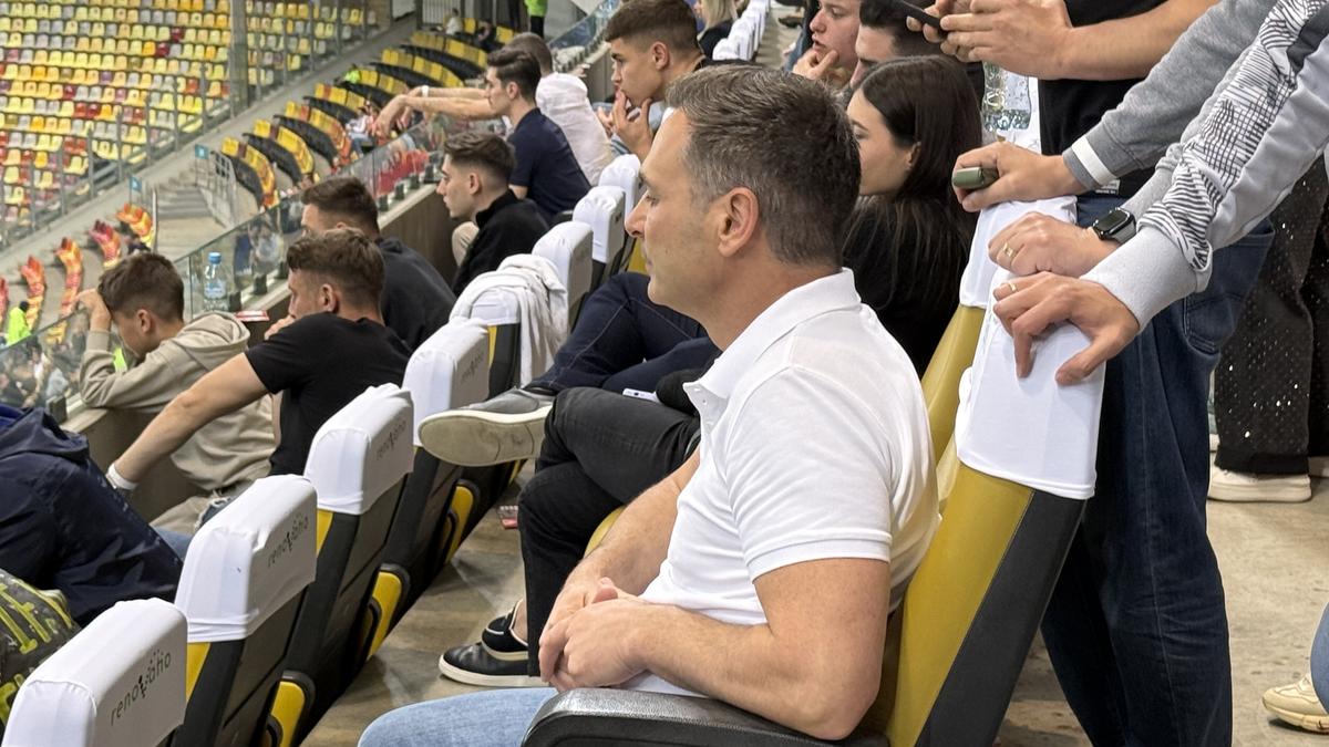 Ipostază neașteptată la Dinamo - Craiova » Vedeta, surprinsă cu trabuc și cu un pahar de vin la VIP