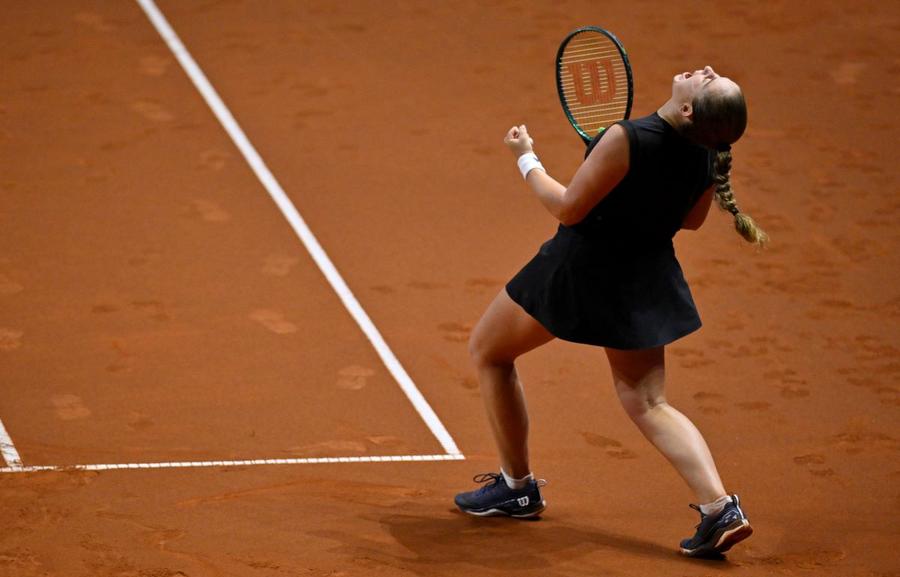 Jelena Ostapenko, deasupra tuturor! » După Iga Swiatek, a spulberat-o pe Aryna Sabalenka în finala de la Stuttgart