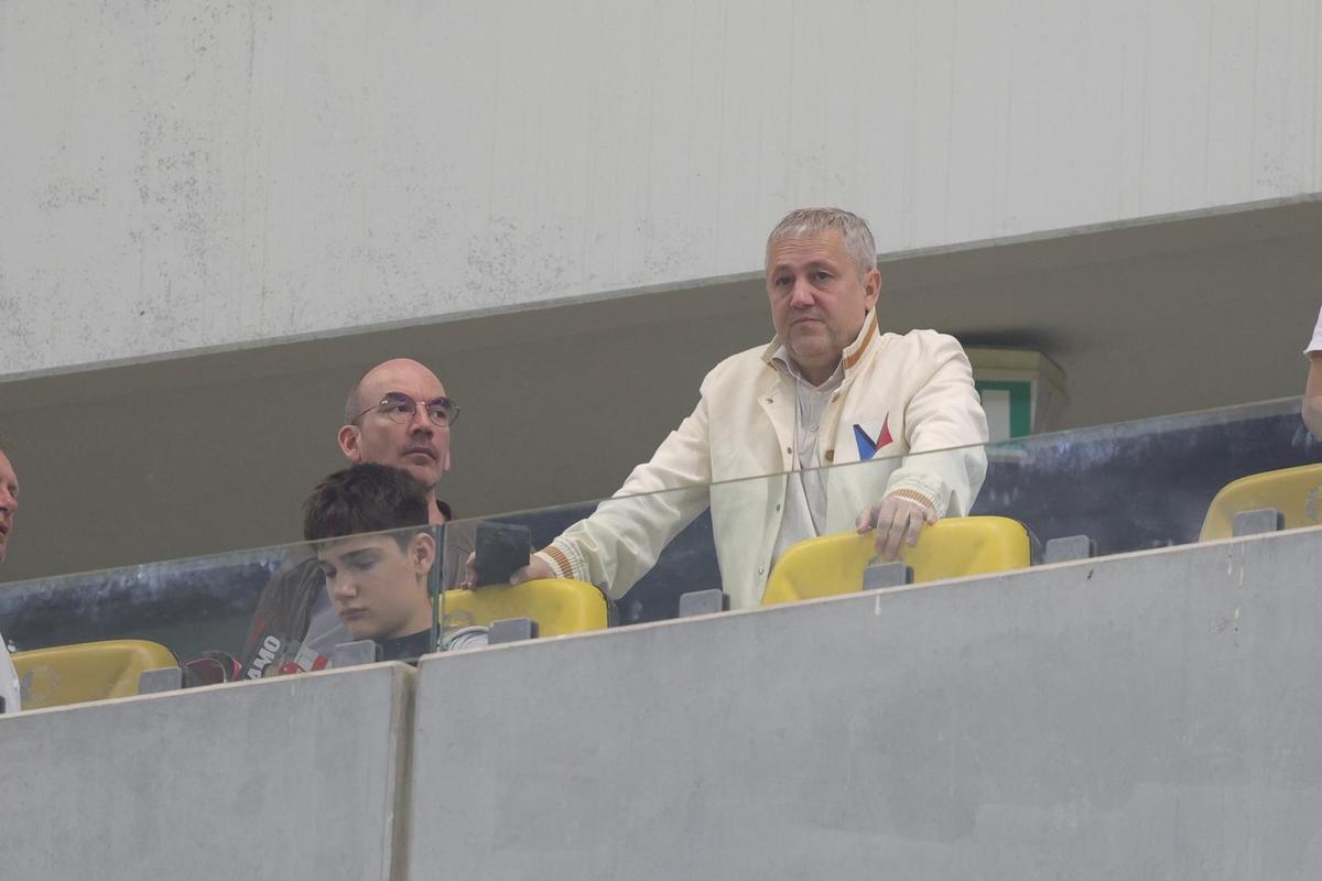 Ipostază neașteptată la Dinamo - Craiova » Vedeta, surprinsă cu trabuc și cu un pahar de vin la VIP