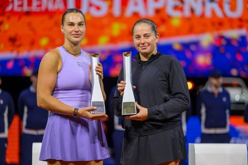 Aryna Sabalenka și Jelena Ostapenko, după finala turneului WTA de la Stuttgart/Foto: Getty Images