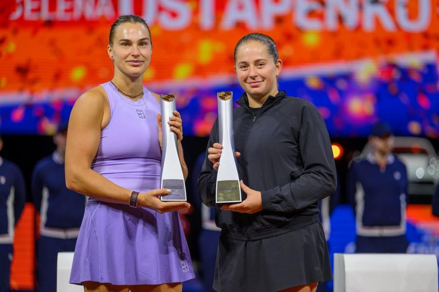 Aryna Sabalenka și Jelena Ostapenko, după finala turneului WTA de la Stuttgart/Foto: Getty Images Motivul uimitor pentru care Naomi Osaka respinge inteligența artificială: „Mie îmi place apa”