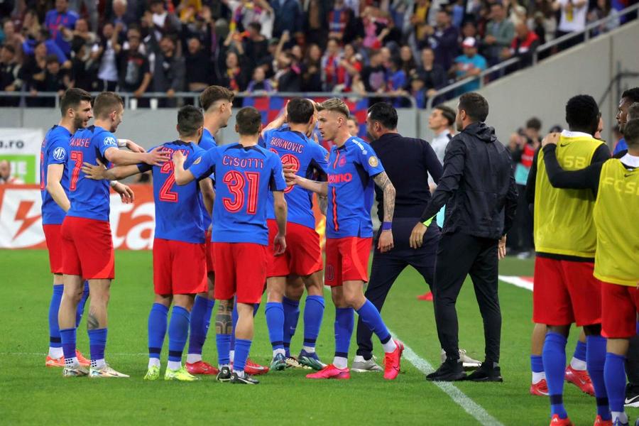 Jucătorii lui FCSB sărbătoresc un gol marcat pe Arena Națională împreună cu Elias Charalmbous, al doilea cel mai vechi antrenor în funcție din Superligă Răsturnare de situație » La ce capitol este Superliga al șaptelea campionat în lume și cum a ajuns lângă Ligue 1!