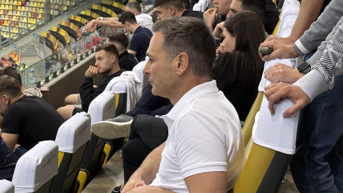 Ipostază neașteptată la Dinamo - Craiova » Vedeta, surprinsă cu trabuc și cu un pahar de vin la VIP
