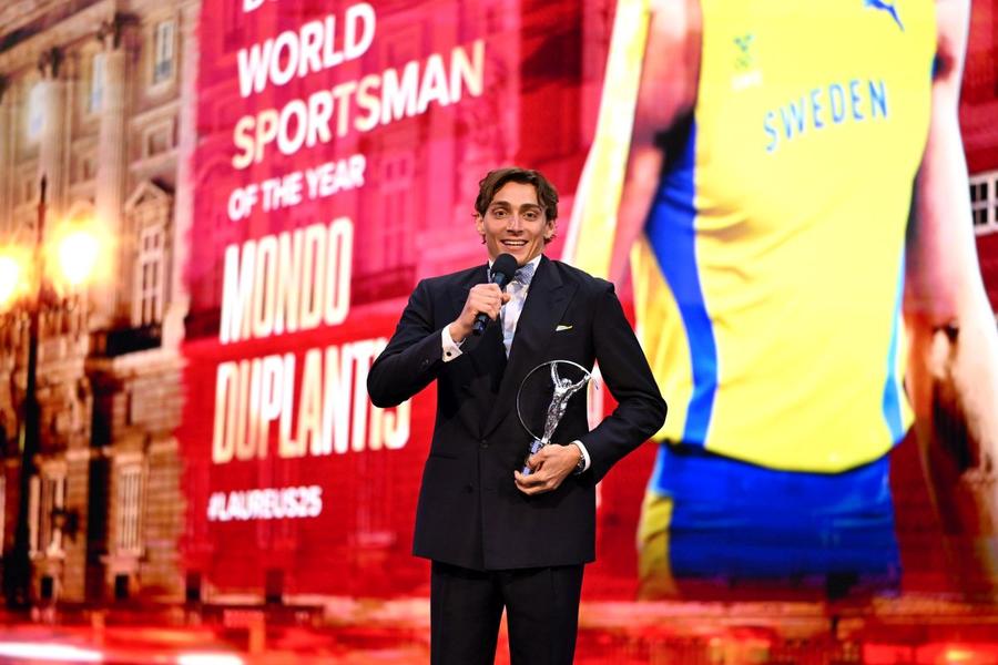 Mondo Duplantis, pe scena Galei Laureus/Foto: Getty Images Mondo Duplantis și Simone Biles, marii câștigători de la Gala Premiilor Laureus » Nadia Comăneci a fost prezentă