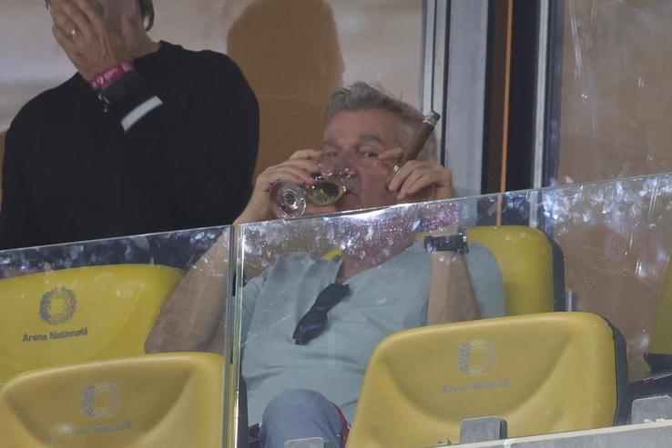 Dan Bittman, solistul formaţiei Holograf şi unul dintre cei mai mari suporteri ai FCSB, prezent la Dinamo - Universitatea Craiova. Foto: Ionuț Iordache (GSP)