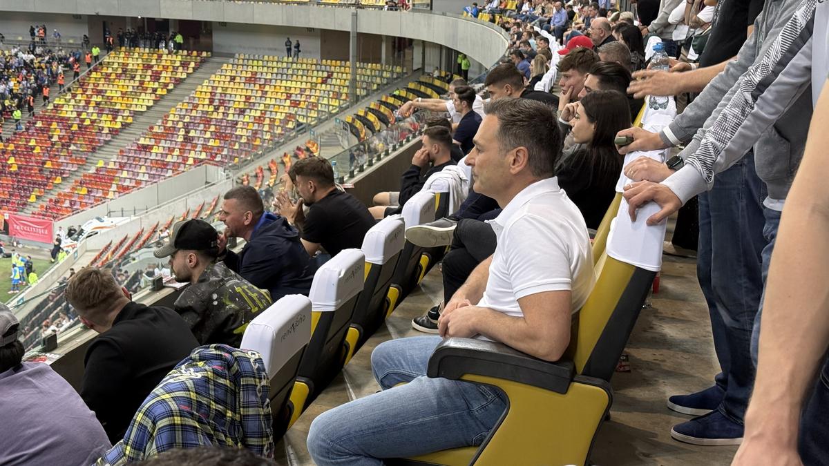 Ipostază neașteptată la Dinamo - Craiova » Vedeta, surprinsă cu trabuc și cu un pahar de vin la VIP