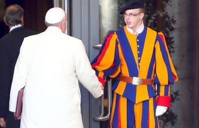 Obiceiul neștiut al regretatului Papa Francisc » Ce îi cerea unei gărzi elvețiene în fiecare săptămână
