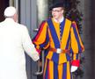 Papa Francisc și una dintre garzile elvețiene, foto: Guliver/gettyimages
