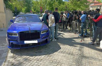Gigi Becali a apărut la Palat cu noul supercar de 500.000 de euro: „Este cea mai bună dintre toate, doar cu ea mai merg”