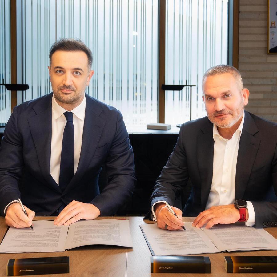 Radu Constantea, președintele lui U Cluj, și Omer Tetik, director general Banca Transilvania // FOTO: Facebook @FC Universitatea Cluj U Cluj a făcut anunțul chiar la începutul meciului cu FC Argeș: „Împreună până în 2030!”