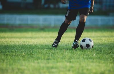 Cum eviți reparațiile frecvente la terenuri sportive cu gazon artificial