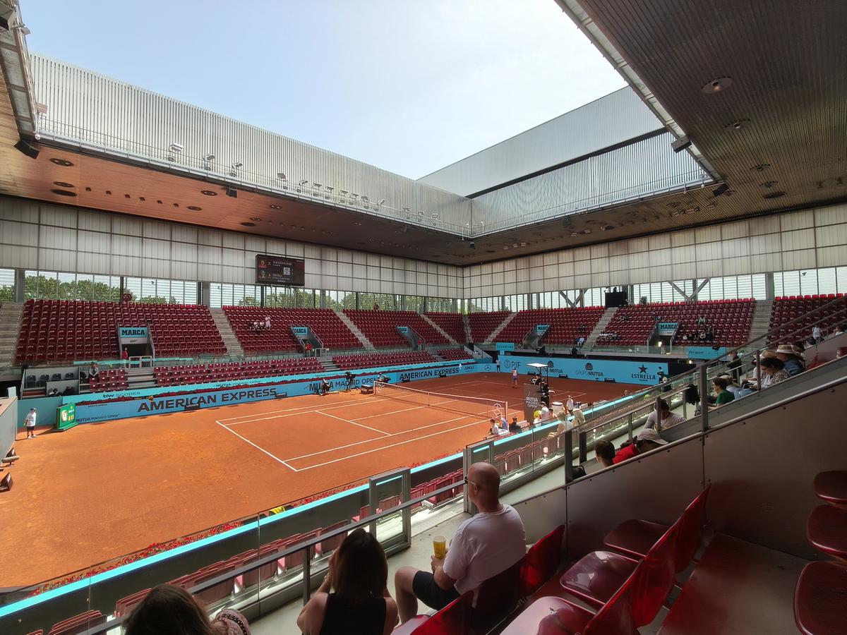 Irina Begu, revenire cu înfrângere la Madrid » A ieșit de pe teren aruncând spectatorilor prosoape și stând la poze
