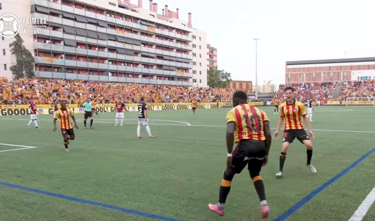 Clubul recunoscut pentru susținerea cauzelor antirasiste și antifasciste a promovat! Sărbătoare cu 6.000 de fani pe stadionul dintre blocuri