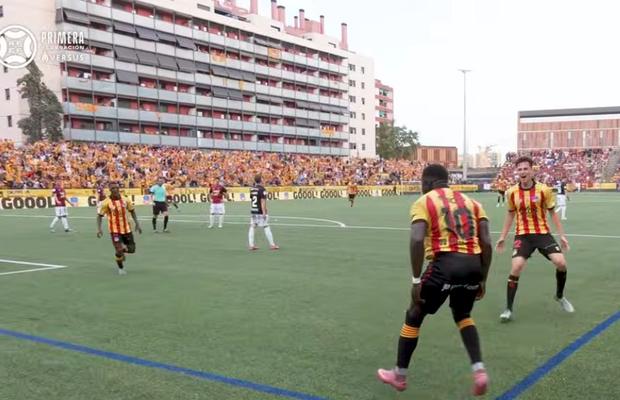 Clubul recunoscut pentru susținerea cauzelor antirasiste și antifasciste a promovat! Sărbătoare cu 6.000 de fani pe stadionul dintre blocuri