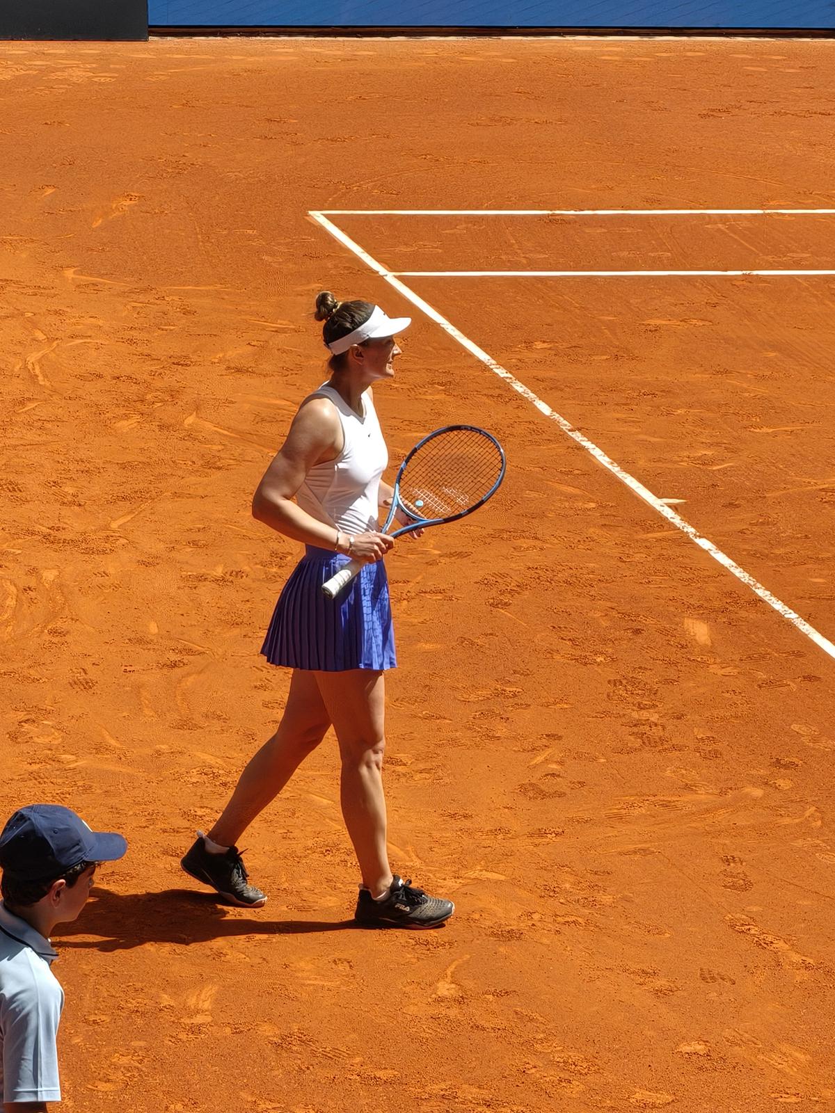 Irina Begu, revenire cu înfrângere la Madrid » A ieșit de pe teren aruncând spectatorilor prosoape și stând la poze