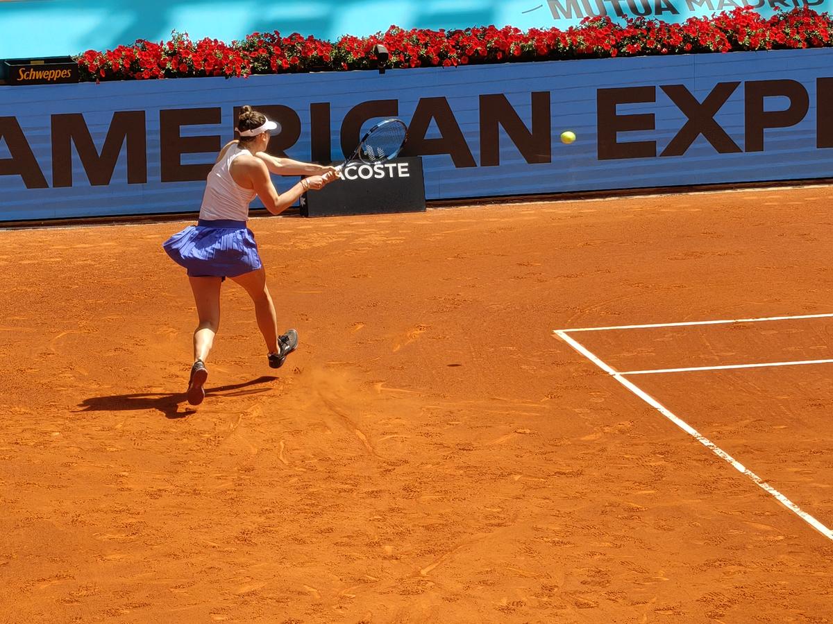 Irina Begu, revenire cu înfrângere la Madrid » A ieșit de pe teren aruncând spectatorilor prosoape și stând la poze