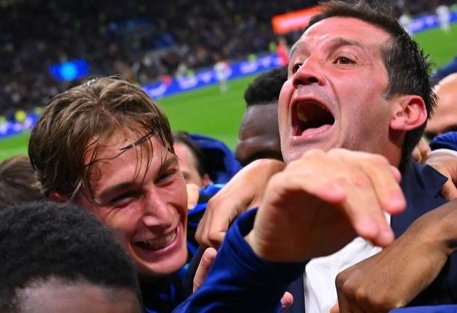 Cristi Chivu celebrează golul victoriei cu Como (3-2) în returul semifinalei Cupei Italiei / Foto: Facebook @inter Inter Chivuitor! Recordurile antrenorului care a câștigat din „primul foc” titlul în Serie A