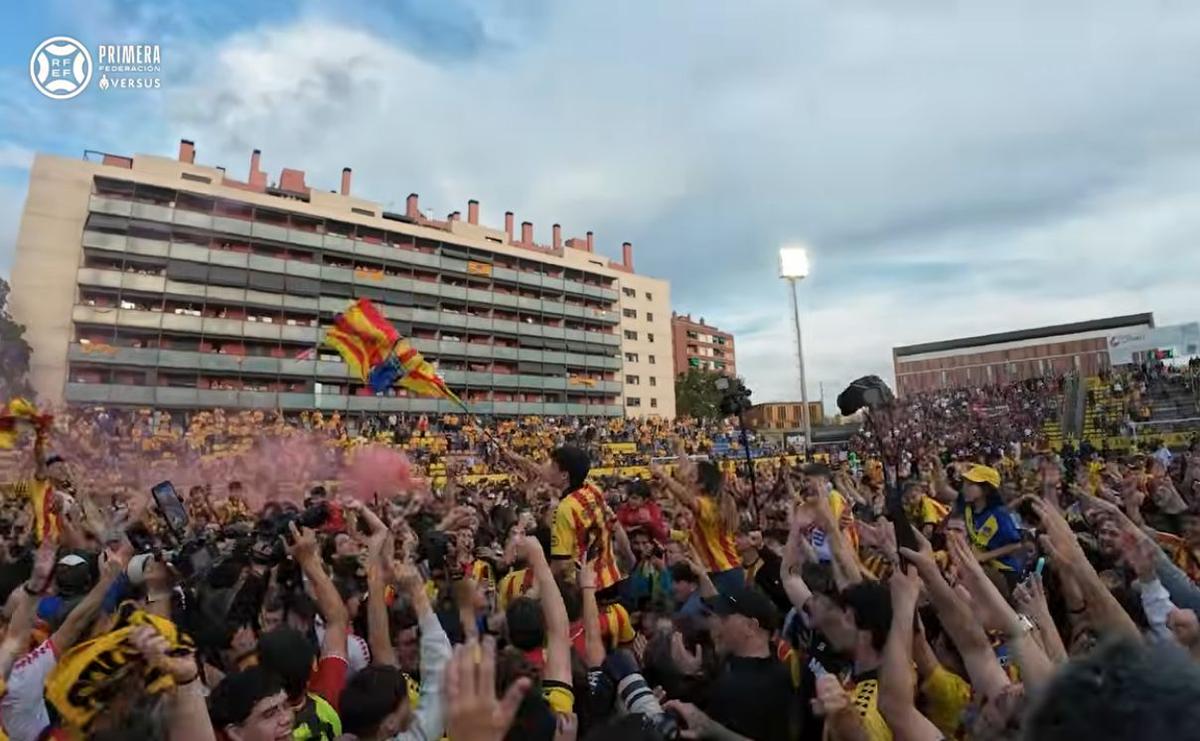 Clubul recunoscut pentru susținerea cauzelor antirasiste și antifasciste a promovat! Sărbătoare cu 6.000 de fani pe stadionul dintre blocuri