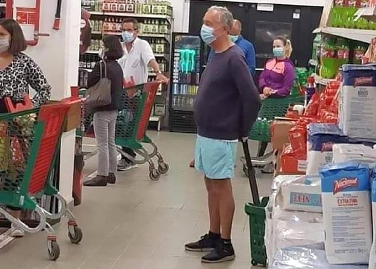 Imagine fabuloasă! Președintele surprins la cumpărături cu mască și în pantaloni scurți
