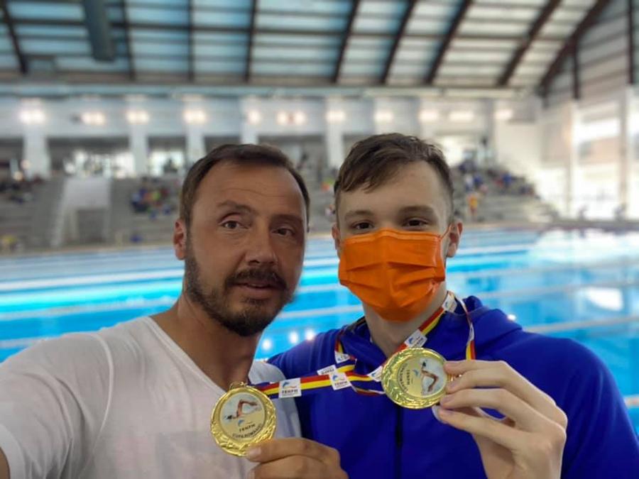 Răzvan Florea alături de unul dintre sportivii de la clubul său Răzvan Florea, singurul înotător român care a urcat pe podium la JO, vorbește despre Robert Glință: „Are șansa lui la o medalie olimpică!”