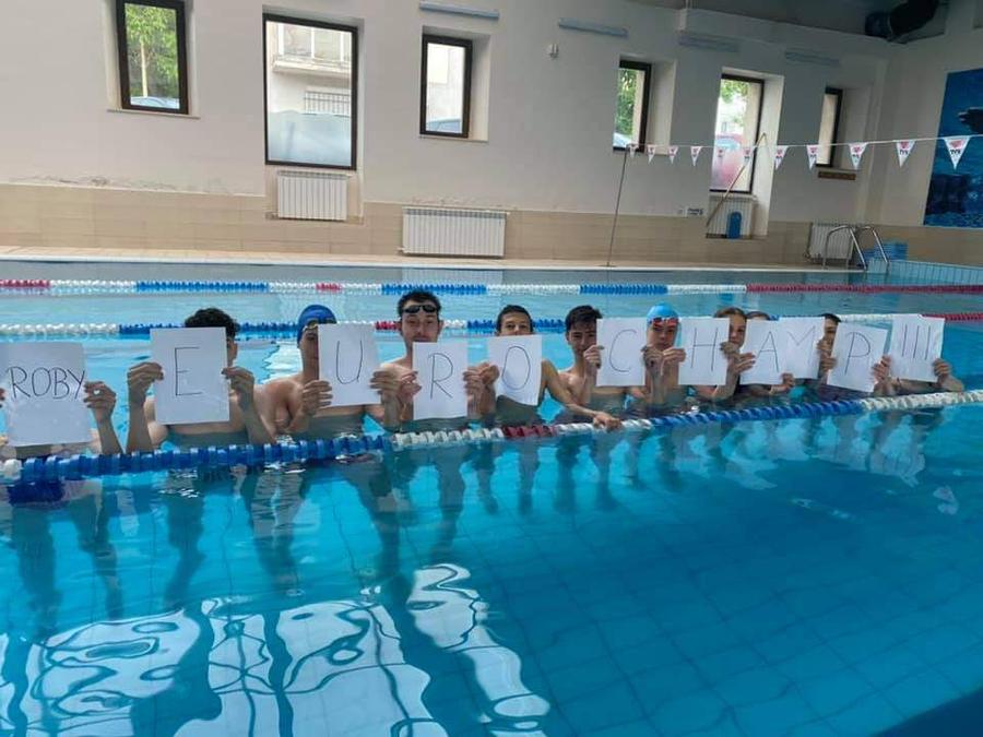 Micii înotători de la Atena Sport Club l-au felicitat pe Robert Gșință într-un mod inedit Răzvan Florea, singurul înotător român care a urcat pe podium la JO, vorbește despre Robert Glință: „Are șansa lui la o medalie olimpică!”