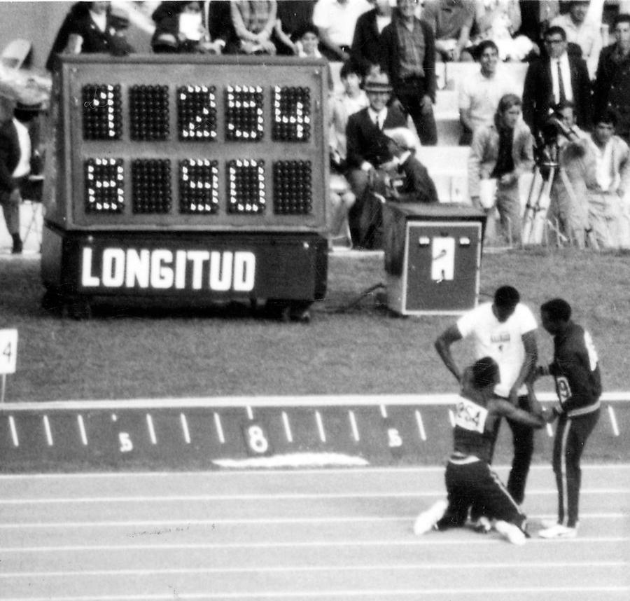Când şi-a aflat isprava, 8.90 m., Bob Beamon a căzut din picioare şi a început să plângă 18.10.1968